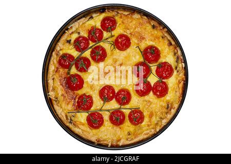 Quiche appétissante aux tomates cuites sur une branche et au poulet, gardée de crème, de fromage et d'œufs. Isoler sur fond blanc Banque D'Images