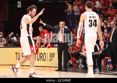 Milan, Italie. 12th juin 2022. Italie, Milan, juin 12 2022: Ettore Messina (Armani Milan coach) donne des conseils dans le 4th trimestre pendant le match de basket-ball A|X Armani Exchange Milan vs Virtus Bologna, final game3 LBA 2021-2022 au Forum Mediolanum (photo de Fabrizio Andrea Bertani/Pacific Press) crédit: Pacific Press Media production Corp./Alay Live News Banque D'Images