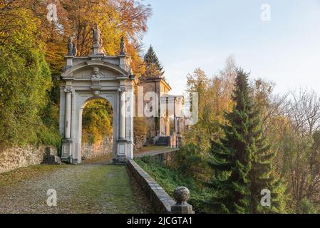 Chemin sacré au coucher du soleil. Sacro Monte di Varese ou Santa Maria del Monte, Italie, site de l'UNESCO Banque D'Images