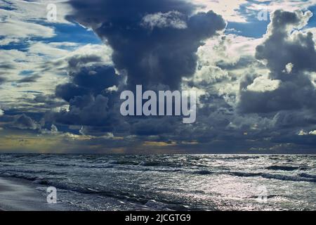 Des nuages orageux sur la mer. Coucher de soleil sur l'océan. Reflet sur l'eau Banque D'Images