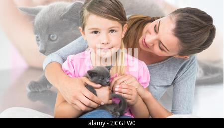 Image multiple d'un mignon chaton noir et de la mère et de la fille caucasiennes tenant un chaton noir Banque D'Images