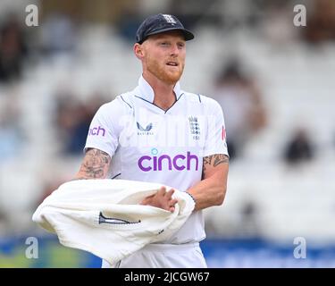 Ben Stokes, d'Angleterre, replace son pull après le bowling Banque D'Images
