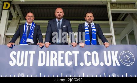 HARTLEPOOL, ROYAUME-UNI. 13th JUIN Paul Hartley (r) est dévoilé comme nouveau directeur de Hartlepool United en photo avec Gordon Young (L) qui sera son assistant et Stephen Hobin (c) le chef de l'exploitation du club à Victoria Park, Hartlepool, le lundi 13th juin 2022. (Credit: Mark Fletcher | MI News) Credit: MI News & Sport /Alay Live News Banque D'Images