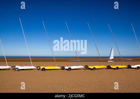 Cabourg, France - 14 octobre,2021: Buggy Blokart profitant d'une journée venteuse sur la plage de Cabourg Banque D'Images