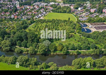 Schwerte, Rhénanie-du-Nord-Westphalie, Allemagne - paysage de la Ruhr près de Schwerte. Sur la droite la station d'épuration Schwerte. Schwerte est une ville de taille moyenne Banque D'Images