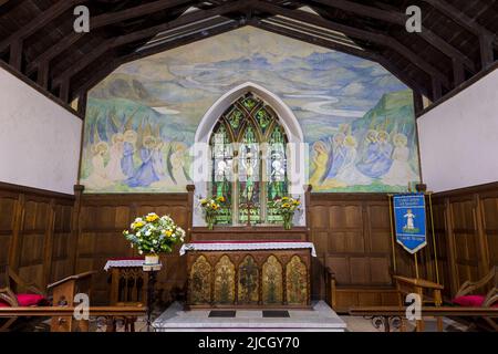 L'intérieur de l'église paroissiale St John Helsington avec l'huile du mémorial de guerre de Marion de Saumarez sur toile près de Lake District, Angleterre Banque D'Images