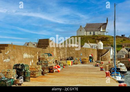 FINDOCHTY MORAY ÉCOSSE LE PORT ET LE MUR AVEC FISHERMENS CRÉERONT UNE ÉGLISE SUR LA COLLINE Banque D'Images