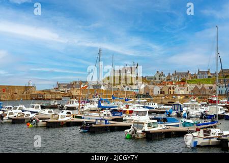 FINDOCHTY MORAY ÉCOSSE LE PORT PLEIN DE BATEAUX DE PÊCHE AMARRÉS ET DE YACHTS Banque D'Images