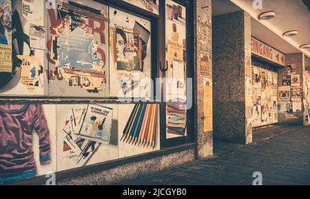 Mannheim, Allemagne - 11 juin 2022 : vieux dépliants et affiches de prévention sur une fenêtre vide de bâtiments et de magasins délabrés. Social et environnement Banque D'Images