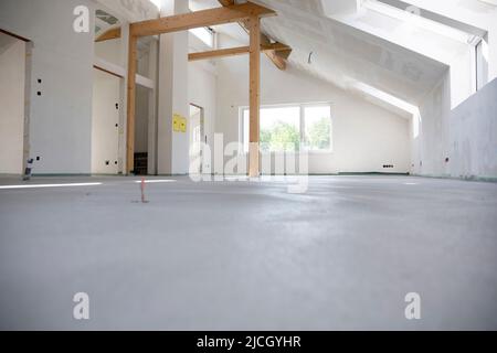 table en béton fraîchement guéri sur le chantier de construction en loft dans une maison familiale Banque D'Images