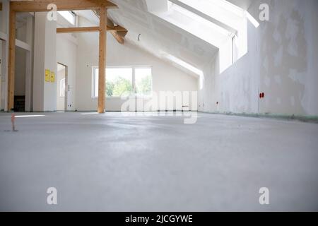 table en béton fraîchement guéri sur le chantier de construction en loft dans une maison familiale Banque D'Images