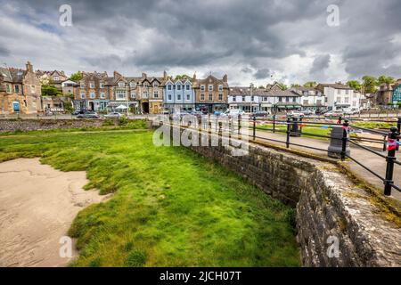 La promenade Arnside depuis la jetée sur le Canal Kent, Lancashire, Angleterre Banque D'Images