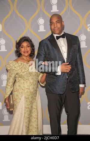 NEW YORK, NEW YORK - JUIN 12 : Phylicia Rashad (L) assiste aux Tony Awards annuels 75th au radio City Music Hall de 12 juin 2022 à New York. Banque D'Images