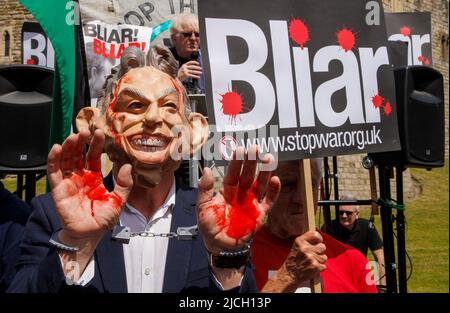 Windsor, Royaume-Uni. 13th juin 2022. Des centaines de personnes manifestent devant le château de Windsor et défilent dans les rues alors que l'ancien Premier Ministre, Tony Blair, est fait chevalier et recevra l'ordre du Garter, l'un des plus hauts honneurs. Les manifestants se souviennent de la guerre en Irak et certains le considèrent comme un criminel de guerre.Tony Blair, une manifestation de chevalier. Crédit : Karl Black/Alay Live News Banque D'Images