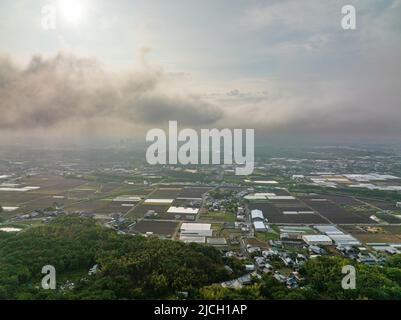 Nuages et brume matinaux sur la communauté rurale Banque D'Images