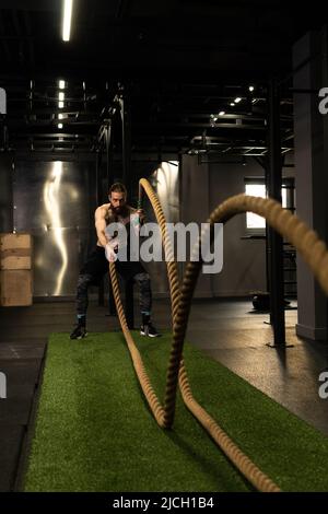 Corde homme fitness gym barbe entraînement combat ajustement sport exercice, concept équipement actif de l'activité physique, énergie caucasienne Banque D'Images