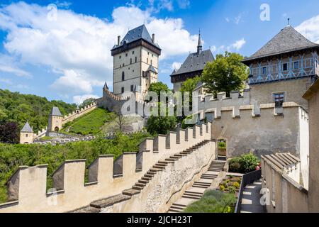 Kralovsky hrad Karlštejn, Cesky kras, Stredocesky kraj, Ceska Republika / château royal gothique Karlstejn près de Prague, la Bohême Centrale, République Tchèque Banque D'Images