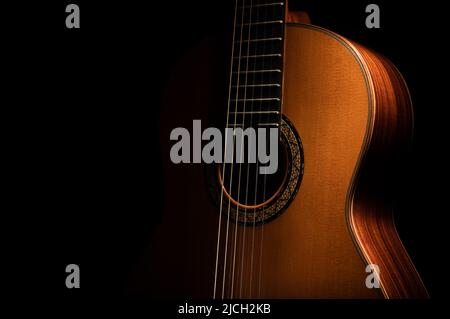 Guitare classique sur fond noir avec espace négatif pour la copie Banque D'Images