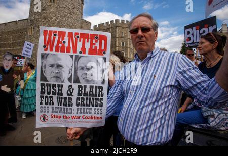 Windsor, Royaume-Uni. 13th juin 2022. Des centaines de personnes manifestent devant le château de Windsor et défilent dans les rues alors que l'ancien Premier Ministre, Tony Blair, est fait chevalier et recevra l'ordre du Garter, l'un des plus hauts honneurs. Les manifestants se souviennent de la guerre en Irak et certains le considèrent comme un criminel de guerre.Tony Blair, une manifestation de chevalier. Crédit : Karl Black/Alay Live News Banque D'Images