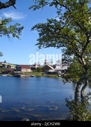 Vue depuis les rives de la mer Blanche jusqu'au monastère Spaso-Preobrazhensky de Solovetsky, pendant une journée d'été entourée de bouleaux. Île Solovetsky. Arkhan Banque D'Images