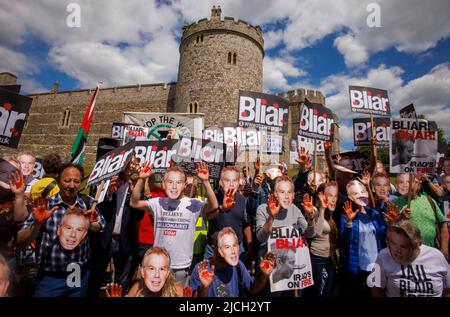 Windsor, Royaume-Uni. 13th juin 2022. Des centaines de personnes manifestent devant le château de Windsor et défilent dans les rues alors que l'ancien Premier Ministre, Tony Blair, est fait chevalier et recevra l'ordre du Garter, l'un des plus hauts honneurs. Les manifestants se souviennent de la guerre en Irak et certains le considèrent comme un criminel de guerre.Tony Blair, une manifestation de chevalier. Crédit : Karl Black/Alay Live News Banque D'Images