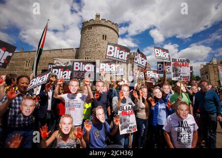 Windsor, Royaume-Uni. 13th juin 2022. Des centaines de personnes manifestent devant le château de Windsor et défilent dans les rues alors que l'ancien Premier Ministre, Tony Blair, est fait chevalier et recevra l'ordre du Garter, l'un des plus hauts honneurs. Les manifestants se souviennent de la guerre en Irak et certains le considèrent comme un criminel de guerre.Tony Blair, une manifestation de chevalier. Crédit : Karl Black/Alay Live News Banque D'Images