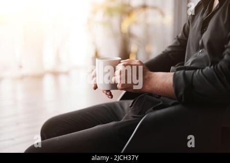 image rognée d'un homme d'affaires avec une tasse de café. Banque D'Images