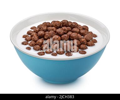 Boules de maïs au chocolat avec du lait isolé sur fond blanc Banque D'Images