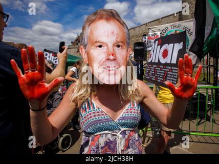 Windsor, Royaume-Uni. 13th juin 2022. Des centaines de personnes manifestent devant le château de Windsor et défilent dans les rues alors que l'ancien Premier Ministre, Tony Blair, est fait chevalier et recevra l'ordre du Garter, l'un des plus hauts honneurs. Les manifestants se souviennent de la guerre en Irak et certains le considèrent comme un criminel de guerre.Tony Blair, une manifestation de chevalier. Crédit : Karl Black/Alay Live News Banque D'Images