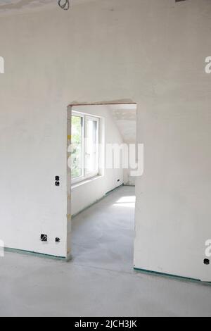 table en béton fraîchement guéri sur le chantier de construction en loft dans une maison familiale Banque D'Images