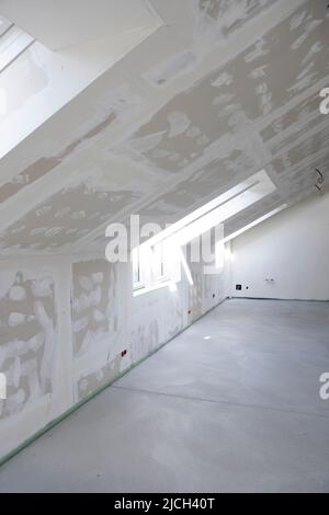 table en béton fraîchement guéri sur le chantier de construction en loft dans une maison familiale Banque D'Images