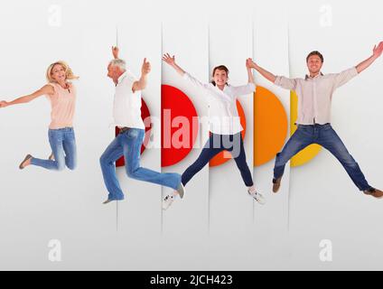 Groupe caucasien de personnes sautant dans l'air contre des formes rondes colorées avec l'espace de copie Banque D'Images