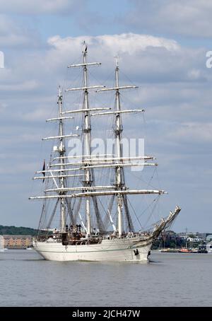 13/06/2022 Tilbury Tilburness Royaume-Uni la Marine royale d’Oman le spectaculaire talbot Shabab Oman II un talbot à trois mâts de classe A, le Tal Banque D'Images