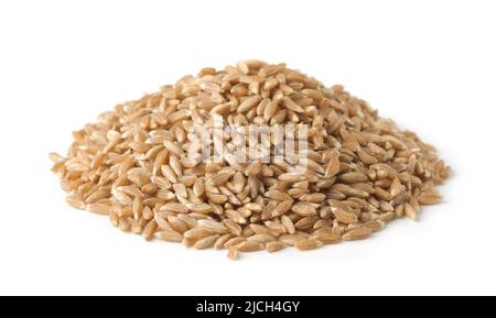 Tas de grains de blé d'épeautre biologique isolés sur du blanc Banque D'Images