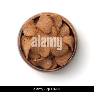 Vue de dessus des chips de pain de seigle dans un bol en bois isolé sur blanc Banque D'Images