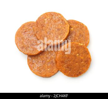 Vue de dessus de l'abricot et des disques d'amande séchés et pressés biologiques dessert isolé sur blanc Banque D'Images