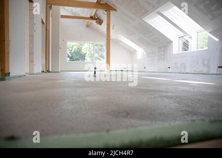 table en béton fraîchement guéri sur le chantier de construction en loft dans une maison familiale Banque D'Images