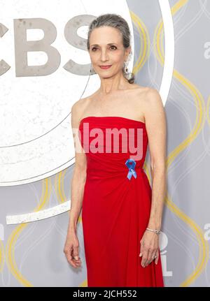 12 juin 2022, New York, New York, États-Unis: Bebe Neuwirth assiste à 75th PRIX TONY au radio City Music Hall (Credit image: © Lev Radin/Pacific Press via ZUMA Press Wire) Banque D'Images