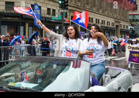 Les participants sont vus en possession de drapeaux portoricains sur la cinquième avenue de la ville de New York pendant la parade nationale de la journée portoricaine, revenant après un hiatus de deux ans en raison de la pandémie, sur 12 juin 2022. (Photo par Ryan Rahman/Pacific Press/Sipa USA) Banque D'Images