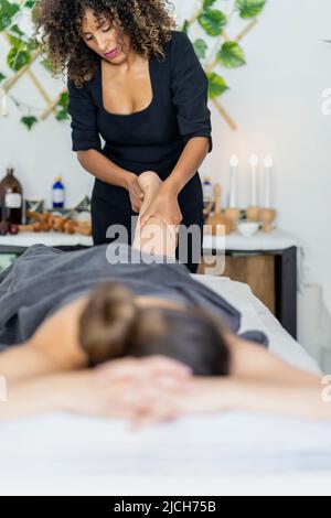 masseur professionnel pour un massage relaxant des jambes Banque D'Images