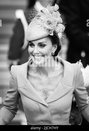 LES ÉDITEURS S'IL VOUS PLAÎT NOTER QUE CETTE IMAGE A ÉTÉ CONVERTIE EN NOIR ET BLANC. La duchesse de Cambridge participe au service annuel de l'ordre du Garter à la chapelle St George, au château de Windsor. Date de la photo: Lundi 13 juin 2022. Banque D'Images