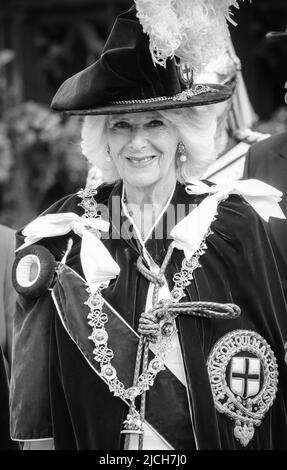 LES ÉDITEURS S'IL VOUS PLAÎT NOTER QUE CETTE IMAGE A ÉTÉ CONVERTIE EN NOIR ET BLANC. La duchesse de Cornwall participe au service annuel de l'ordre du Garter à la chapelle Saint-George, au château de Windsor. Date de la photo: Lundi 13 juin 2022. Banque D'Images