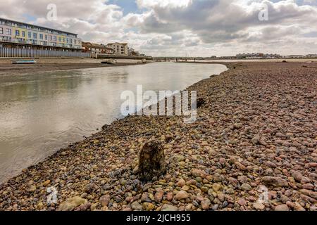 La rivière Adur à marée basse révélant un vaste lit de rivière - Shoreham-by-Sea, West Sussex, Royaume-Uni. Banque D'Images