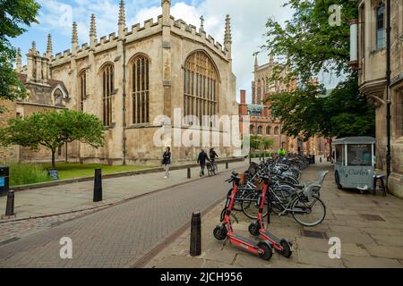 Matin de printemps sur St John's Street à Cambridge, Angleterre. Banque D'Images