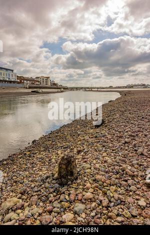 La rivière Adur à marée basse révélant un vaste lit de rivière - Shoreham-by-Sea, West Sussex, Royaume-Uni. Banque D'Images