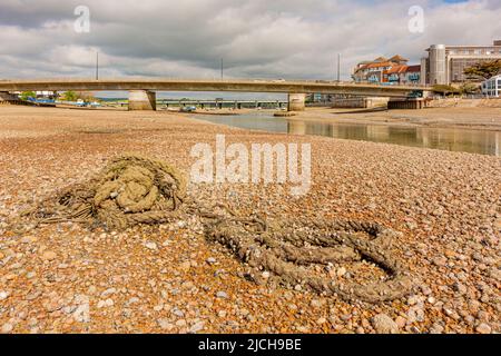 La rivière Adur à marée basse révélant un vaste lit de rivière - Shoreham-by-Sea, West Sussex, Royaume-Uni. Banque D'Images