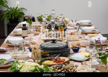 Dîner sukiyaki Premium et de luxe pour une célébration avec des invités VIP spéciaux. Ils ont la matière première, boeuf, porc, poulet, oeuf, tofu, légume, Banque D'Images