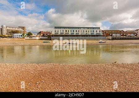 La rivière Adur à marée basse révélant un vaste lit de rivière - Shoreham-by-Sea, West Sussex, Royaume-Uni. Banque D'Images