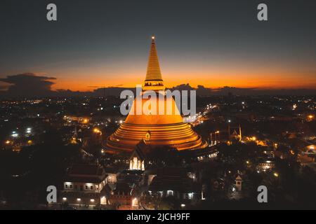 Vue aérienne de Phra Pathom Chedi plus grand stupa à Nakhon Pathom, Thaïlande Banque D'Images