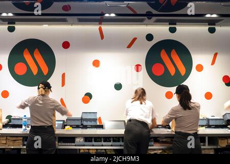 MOSCOU - JUIN 12: Intérieur avec le personnel de la nouvelle chaîne de restauration rapide de rebranding le logo rebranding de Vkusno et tochka à Moscou, 12. 06. 2022 en Russie Banque D'Images